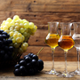 distillato di uva bicchiere su sfondo rustico