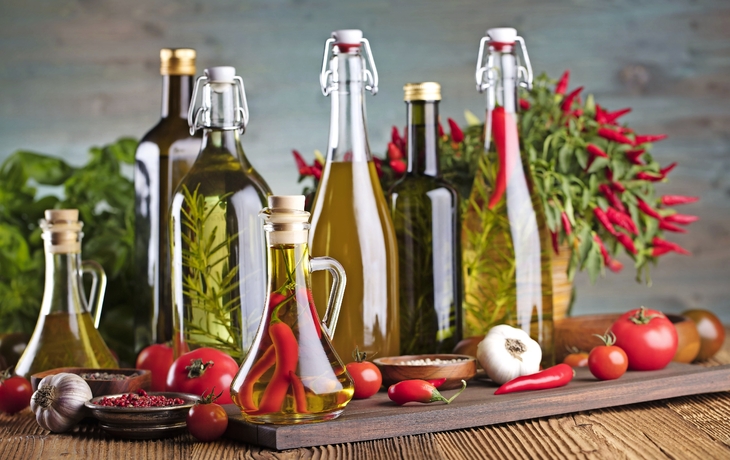 Olivenöl und Rosmarin, Chili und viele verschiedene Tomaten