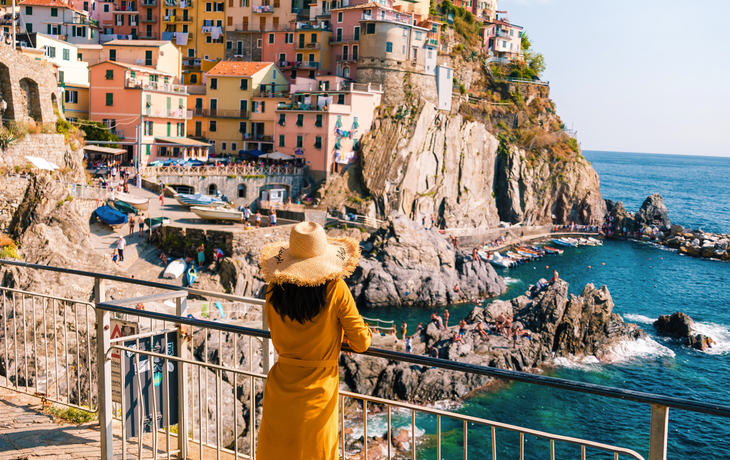 Frau besucht das Dorf Manarola an der Küste der Cinque Terre