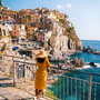 Frau besucht das Dorf Manarola an der Küste der Cinque Terre