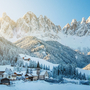Winterpanorama des Villnösstals in den Dolomiten