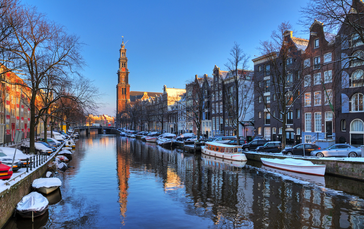 Westerkerk und Prinsengracht im winterlichen Amsterdam, Niederlande