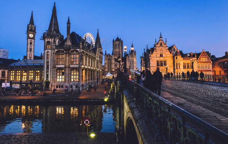 Panoramablick auf die St. Michaelsbrücke mit Kaufmannshäusern in Gent Altstadt 