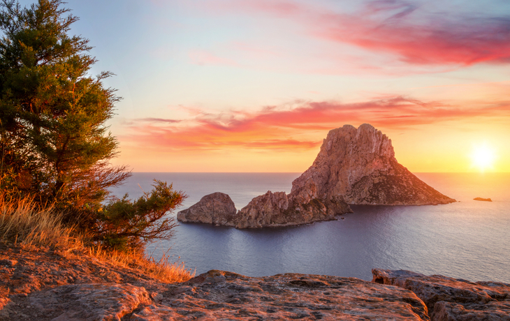 Es Vedrà: eine Insel der Balearen, nur wenige hundert Meter vor der Westküste von Ibiza, Spanien