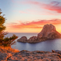 Es Vedrà: eine Insel der Balearen, nur wenige hundert Meter vor der Westküste von Ibiza, Spanien