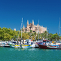 Blick auf Palma de Mallorca mit der Kathedrale La Seu und dem Fischerhafen 