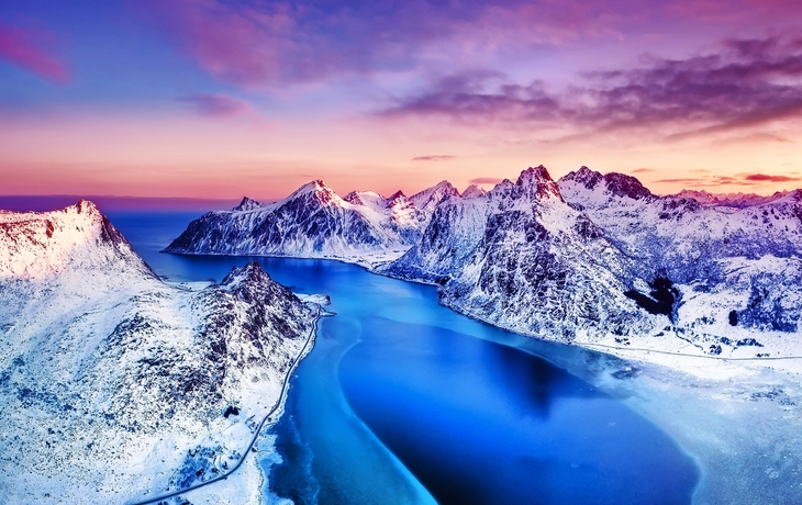 Luftaufnahme in den Lofoten-Inseln, Norwegen. Berge und Meer während des Sonnenuntergangs. Naturlandschaft aus der Luft am Brummen. Norwegen zur Winterzeit