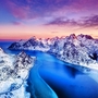 Luftaufnahme in den Lofoten-Inseln, Norwegen. Berge und Meer während des Sonnenuntergangs. Naturlandschaft aus der Luft am Brummen. Norwegen zur Winterzeit