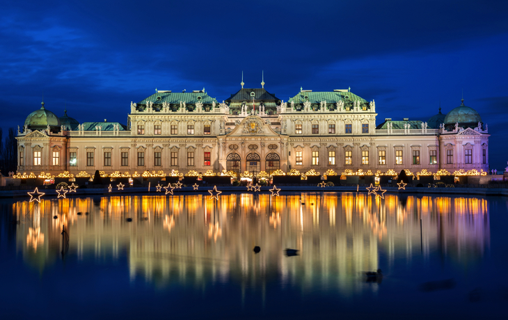 Palast Belvedere mit Weihnachtsmarkt in Wien, Österreich