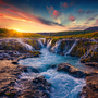 Sommeransicht des Bruarfoss-Wasserfalls