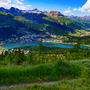 Blick auf St. Moritz von einem Bergweg im Sommer