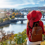 Touristin genießt die Aussicht auf die Karlsbrücke