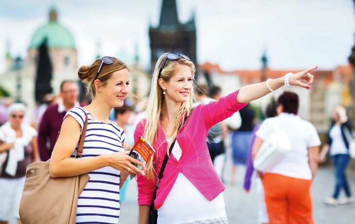 Touristinnen auf der Karlsbrücke