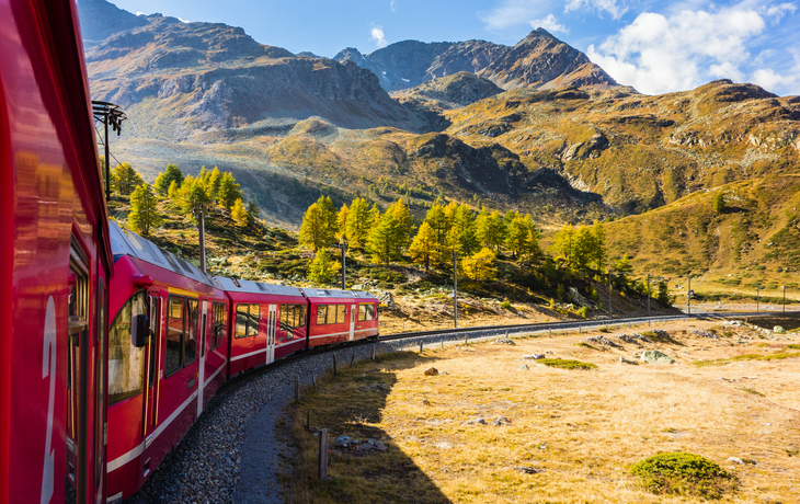 Zugfahrt im Herbst durch das Val Bernina, Graubünden, Schweiz