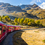 Zugfahrt im Herbst durch das Val Bernina, Graubünden, Schweiz