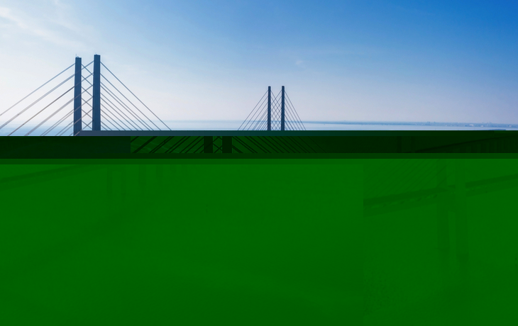 Panoramablick auf die Öresundbrücke bei Sonnenuntergang über der Ostsee