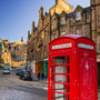 Blick auf die Straße der historischen Royal Mile in Edinburgh, Vereinigtes Königreich