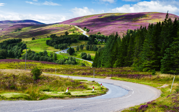 malerische Straße in den schottischen Highlands im Cairngorms-Nationalpark