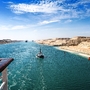 Der Suezkanal - eine Schiffskolonne mit Kreuzfahrtschiff durchfährt den neuen, östlichen Erweiterungskanal