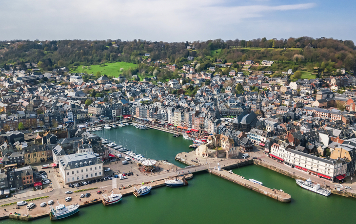 Drohnenansicht der Stadt Honfleur in der Normandie, Frankreich