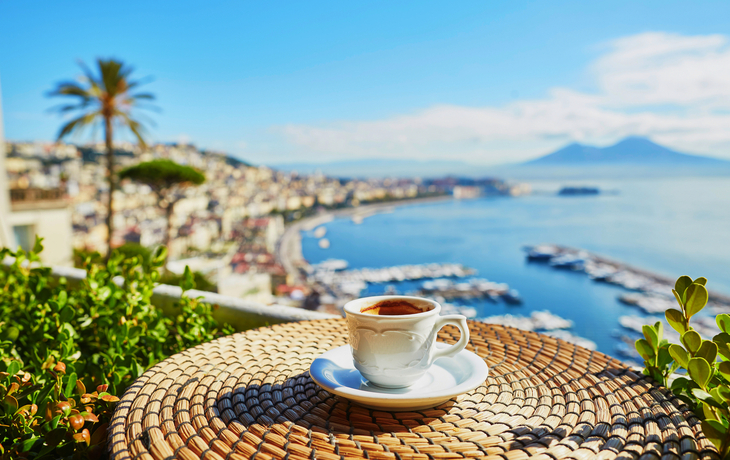 Eine Tasse Espresso mit Blick auf Neapel