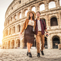 Paar vor dem Kolosseum in Rom