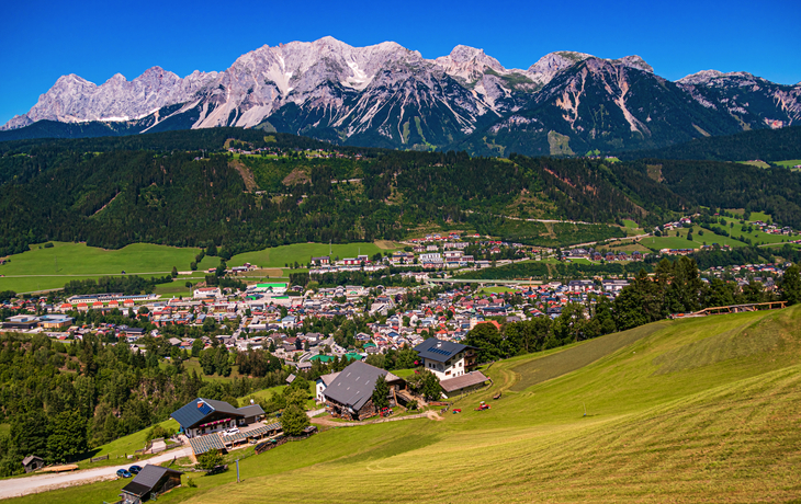 Blick auf den Dachsteingipfel und Schladming in der Steiermark