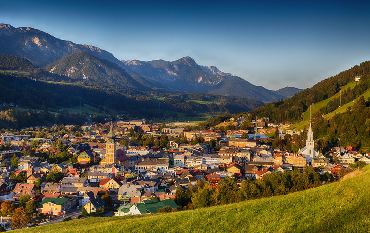 Blick auf den Dachsteingipfel und Schladming in der Steiermark