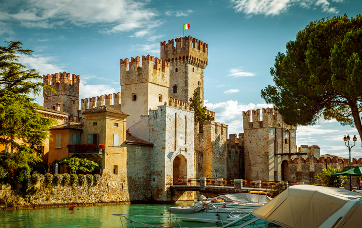 die Burg Rocca Scaligera in Sirmione am Gardasee, Italien