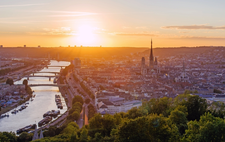 Panorama der Stadt Rouen bei Sonnenuntergang mit der Seine und der Kathedrale. Genommen von der Küste St Catherine