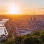 Panorama der Stadt Rouen bei Sonnenuntergang mit der Seine und der Kathedrale. Genommen von der Küste St Catherine