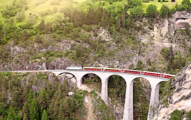 Glacier-Express auf einem Viadukt