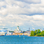 Blick auf den Hafen von Helsinki mit der Kathedrale von Helsinki im Hintergrund