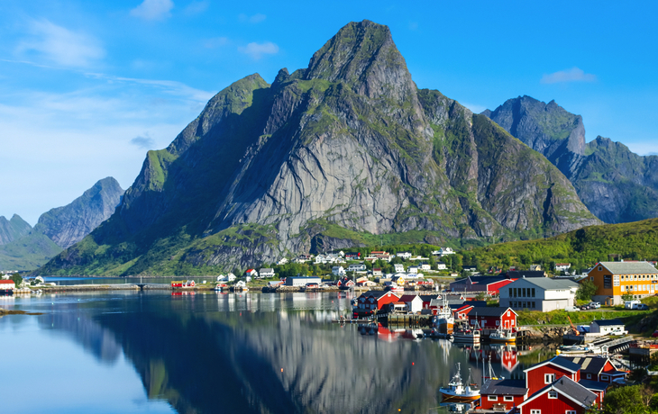 Spiegelung des Dorfes Reine auf dem Wasser des Fjords auf den Lofoten
