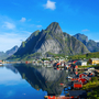 Spiegelung des Dorfes Reine auf dem Wasser des Fjords auf den Lofoten