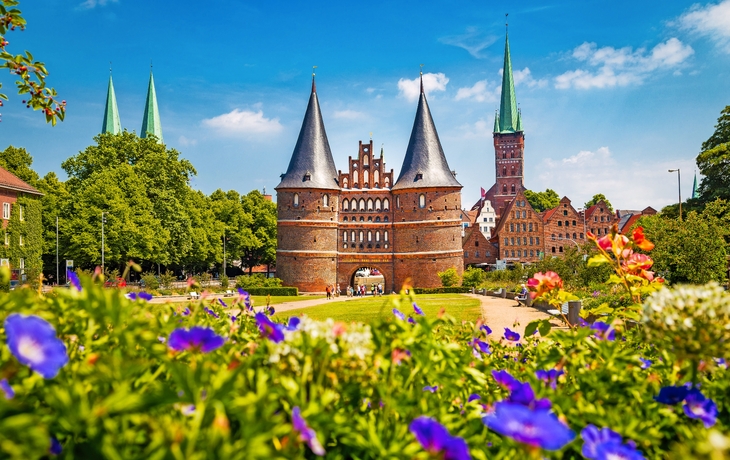 Lübeck mit berühmtem Holstentor im Sommer, Deutschland