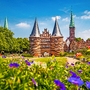 Lübeck mit berühmtem Holstentor im Sommer, Deutschland