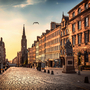 Blick auf die Royal Mile und die Adam-Smith-Statue in Edinburgh