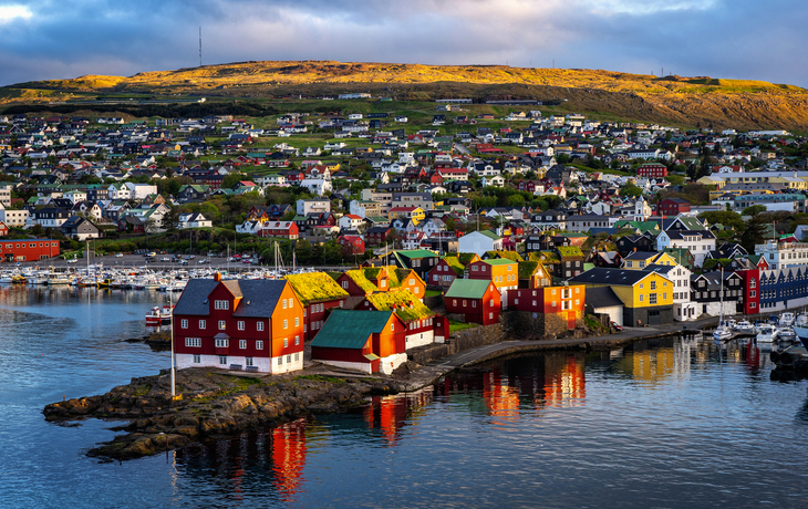 Sonnenaufgang über Torshavn auf den Färöer-Inseln im Nordatlantik