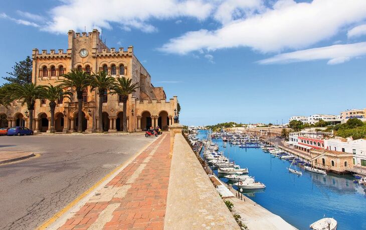 Rathaus und Hafen von Ciutadella auf Menorca