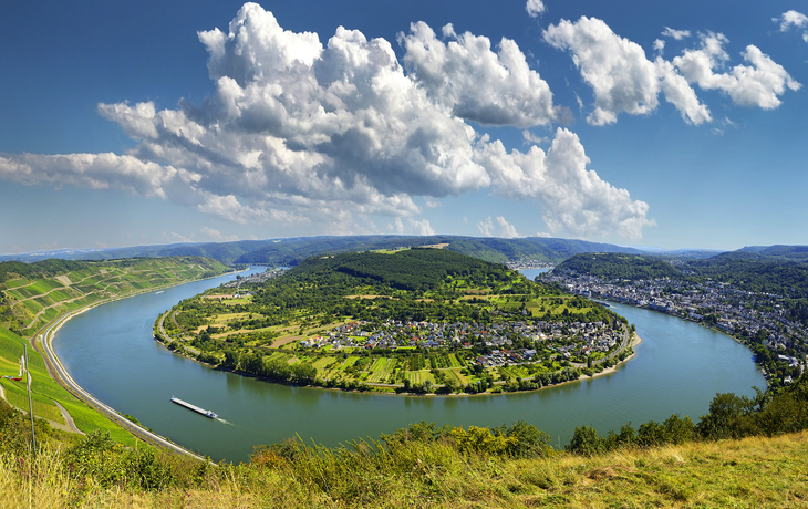 Panoramablick auf die größte Rheinschleife mit Blick auf Boppard, Filsen und Osterspai