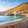 Strand mit Höhlen in den Felsen: das Hippiedorf Matala auf der griechischen Insel Kreta